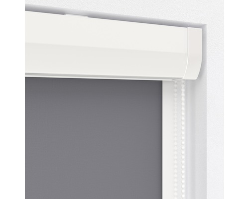 Vue détaillée d''un store enrouleur gris avec cassette et chaînette de commande blanches.