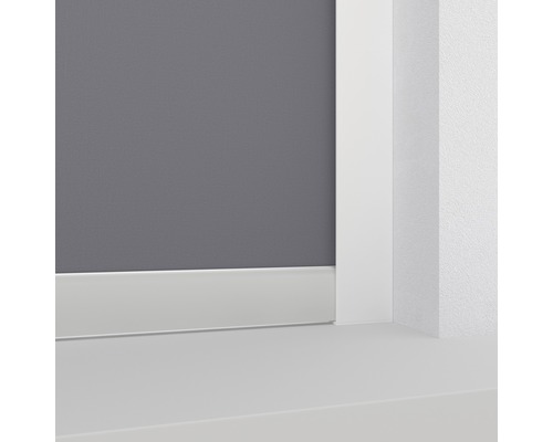 Gros plan de plinthes sur un mur gris
