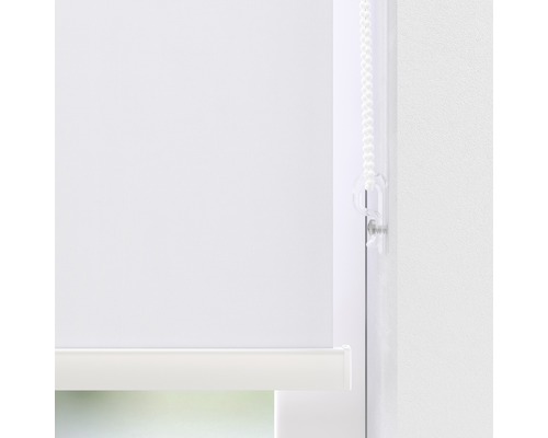 Detailansicht eines weissen Rollos mit Kettenzug zur Fensterdekoration