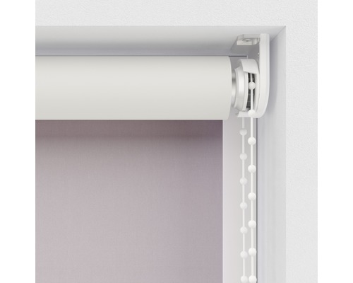 Detailansicht eines weißen Rollos mit Bedienkette zur Fensterdekoration