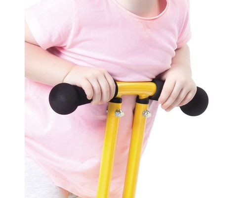 Enfant tenant une trottinette jaune