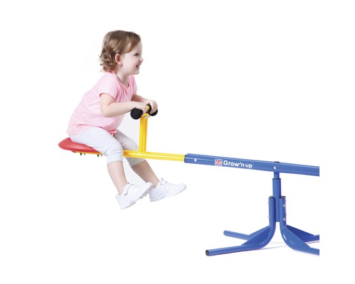 Enfant sur une balançoire Grow''n up dans l''aire de jeux