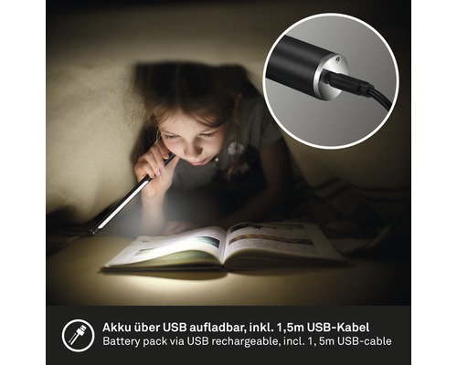 Mädchen liest Buch im Zelt mit aufladbarer USB Handleuchte