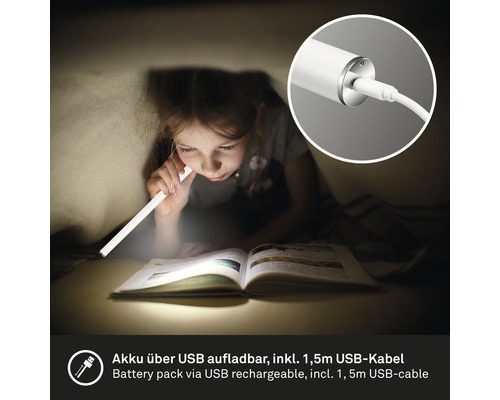 Mädchen liest im Zelt mit einer aufladbaren LED-Handleuchte, die per USB aufgeladen wird