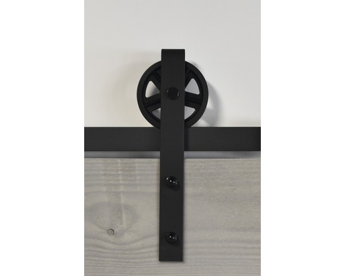 Detail einer Schiebetürbeschlag mit Rolle und Befestigung an einer Holztür