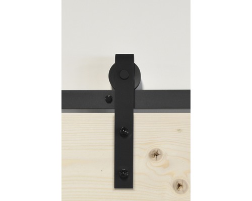 Detail einer Schiebetürbeschlag-Montage an einer Holztür