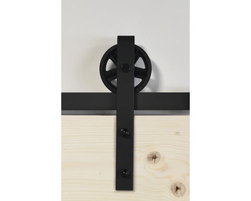 Detail einer Schiebetürbeschlaggarnitur mit Rolle und Laufschiene an einer Holztür