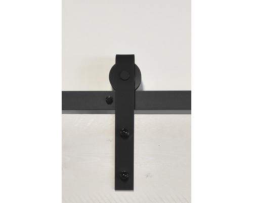 Detailansicht einer Schiebetürbeschlagsgarnitur mit Metallschiene und Rollenaufhängung