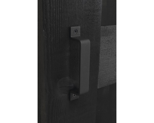 Schwarzer Türgriff an Holztür befestigt