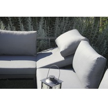 Nahaufnahme einer grauen Gartenlounge mit Kissen und einer Laterne