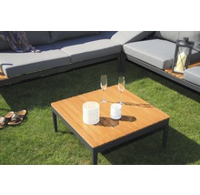 Szene mit Gartenlounge-Möbeln, bestehend aus einem Ecksofa mit grauen Polstern und einem quadratischen Holztisch mit zwei Gläsern und dekorativen Windlichtern