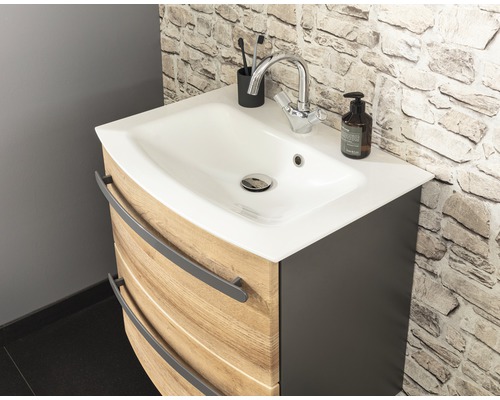 Waschtischunterschrank mit Waschbecken im Badezimmer