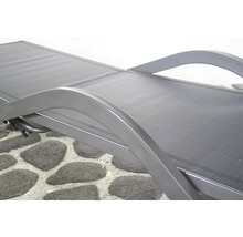 Detailansicht einer Gartenliege mit Textilbespannung und Metallgestell