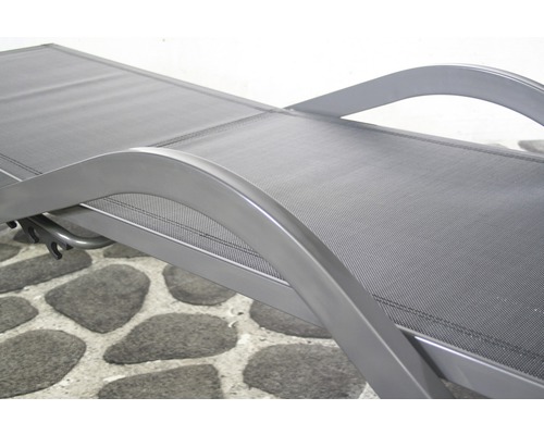 Detailansicht einer Gartenliege mit Textilbespannung und Metallgestell