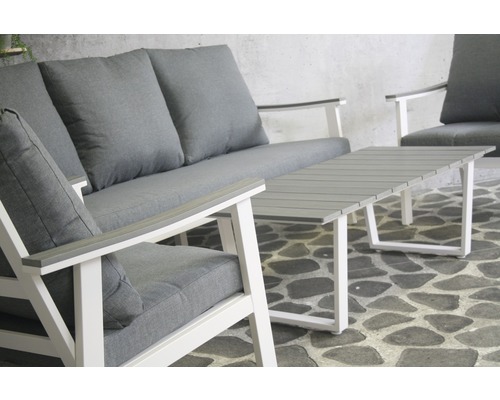 Graue Gartenmöbelgruppe mit Sofa, Sessel und Tisch
