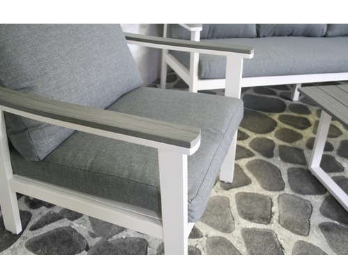 Gartenmöbelset mit Polyrattan-Akzenten und grauen Kissen