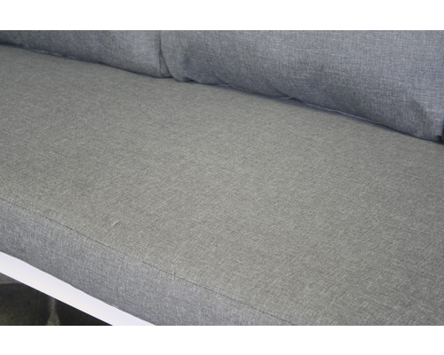 Detailansicht einer grauen Couch mit Textilbezug