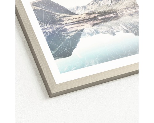 Image encadrée d''un lac de montagne avec des lignes géométriques