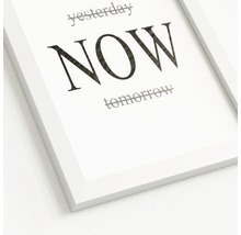 Gerahmtes Poster mit dem Aufdruck ''yesterday'', ''NOW'' und ''tomorrow''.