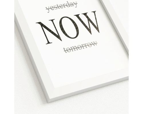 Gerahmtes Poster mit dem Aufdruck ''yesterday'', ''NOW'' und ''tomorrow''.