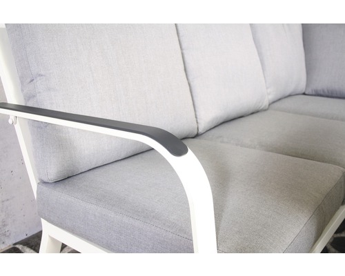 Gros plan d''un fauteuil de jardin avec coussins gris et cadre blanc