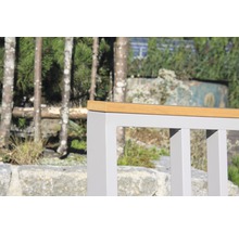 Detailansicht eines Gartenmöbelstücks mit Holzauflage