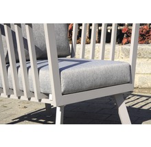 Detailaufnahme eines Gartenstuhls mit grauen Polstern und Aluminiumrahmen.
