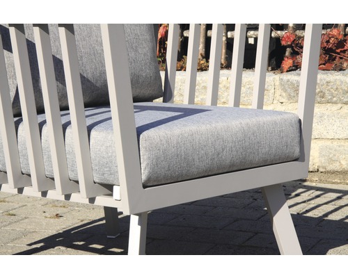Detailaufnahme eines Gartenstuhls mit grauen Polstern und Aluminiumrahmen.