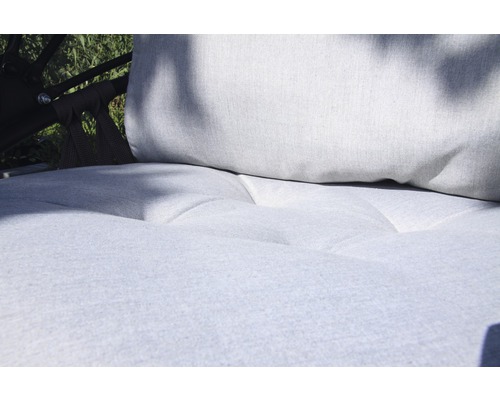 Gros plan d''un coussin et d''une assise rembourrée d''un hamac.