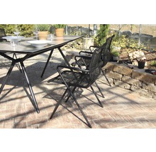 Table de jardin avec chaises sur une terrasse