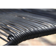 Gros plan d''une chaise d''extérieur avec cadre en métal et tressage en plastique