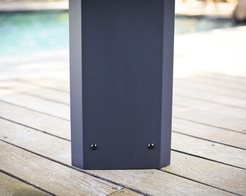 Vue détaillée d''un pilier de pavillon de jardin sur une terrasse en bois