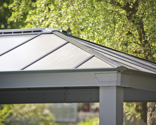 Vue détaillée d''un pavillon avec toit transparent et cadre en aluminium