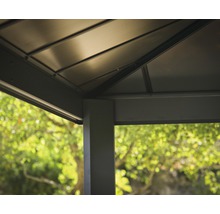 Detailansicht eines Pavillons mit stabilen Pfosten und Dachkonstruktion
