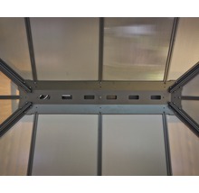 Innenansicht eines Pavillons mit Polycarbonatplatten