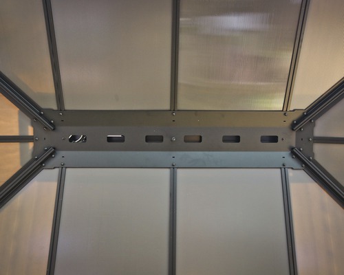 Vue intérieure d''un pavillon avec panneaux en polycarbonate