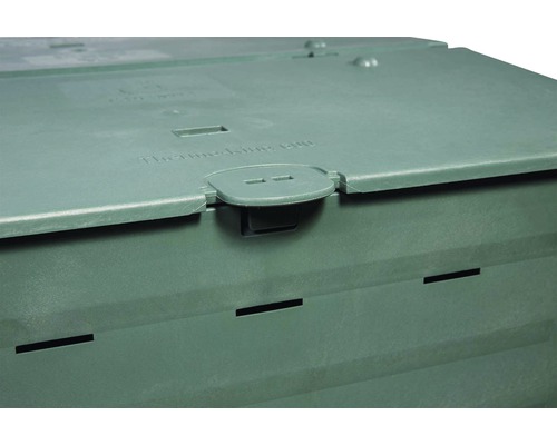 Gros plan d''un composteur avec couvercle et fentes d''aération