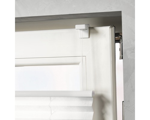 Vue détaillée d''un store plissé sur une fenêtre avec élément de commande