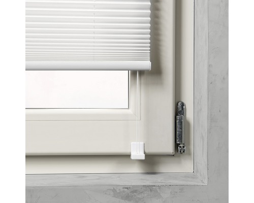 Store plissé sur une fenêtre