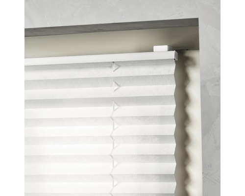 Gros plan d''un store plissé blanc