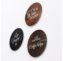 Trois décorations murales rondes avec les dictons ''It is wine o''clock'', ''Die Küche ist zum Tanzen da'' et ''Life happens. Coffee helps''.