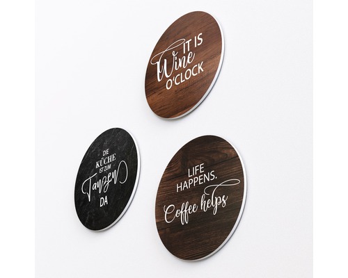 Drei runde Wanddekorationen mit den Sprüchen ''It is wine o''clock'', ''Die Küche ist zum Tanzen da'' und ''Life happens. Coffee helps.''