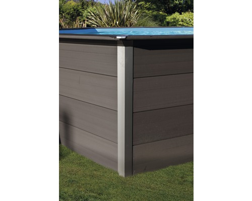 Detailansicht eines Holzpools mit Aluminiumeckprofil