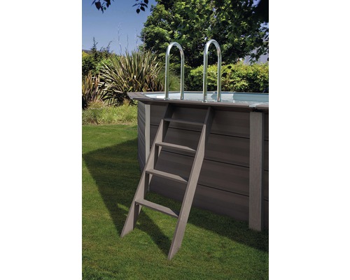 Aufstellpool mit Holzverkleidung und Poolleiter aus Holz und Metall im Garten.