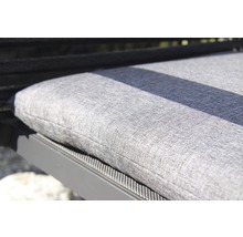 Gros plan d''un coussin d''assise gris pour mobilier de jardin.