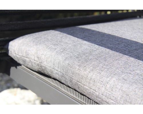 Detailansicht eines grauen Sitzkissens für Gartenmöbel.