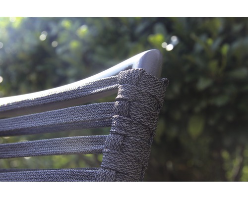 Detailansicht eines Stuhls mit geflochtener Rückenlehne