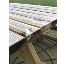 Detailansicht einer Gartentischgruppe aus Holz