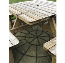 Holzbiertischgarnitur auf Steinpflaster