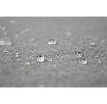 Nahaufnahme von Wassertropfen auf wasserabweisendem Gewebe